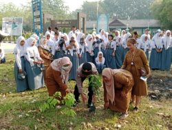 Polres Dumai Peringati Hari Anak Nasional Sambil Tanam Pohon di SD