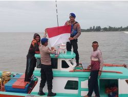 Polisi Kibarkan Merah Putih di Lautan Dumai Sambut HUT ke-80 RI