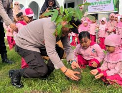 Polisi di Dumai Ajak Anak TK Tanam Pohon, Ajarkan Cinta Lingkungan Sejak Dini