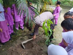 Polsek Sungai Sembilan Tanam Pohon dan Berikan Edukasi