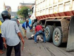 2 Motor Adu Banteng di Poros Malino Gowa, 1 Orang Tewas Terlindas Truk