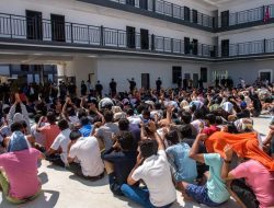 Militer Myanmar Gerebek Pusat Penipuan Online, Ratusan Orang Kabur ke Thailand