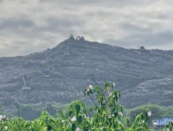 Sampah di Bantargebang Menjulang Setinggi Gedung 16 Lantai